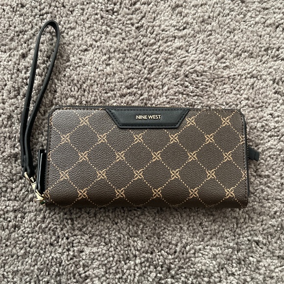 New Nine West Wallet - Picture 1 of 3